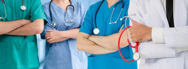 Dokter werkzaam in het ziekenhuis met andere artsen. — Stockfoto