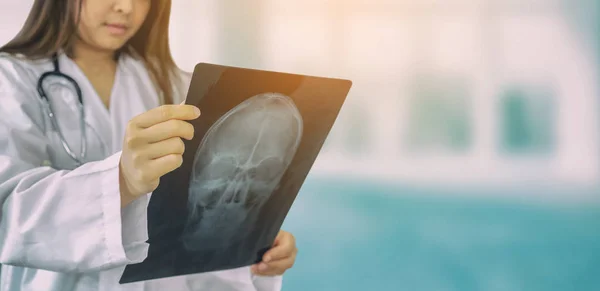 Kobieta lekarz bada obraz rentgenowski w szpitalu. — Zdjęcie stockowe