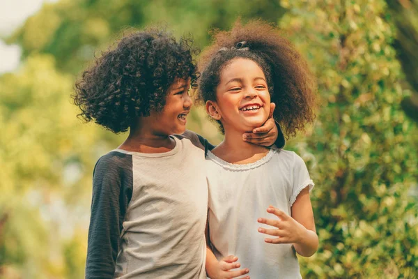 Feliz Niño Niña Parque Dos Niños Afroamericanos Juntos Jardín —  Fotos de Stock