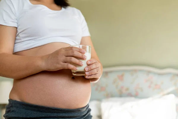 Wanita hamil yang bahagia dan mengharapkan bayi di rumah. — Stok Foto