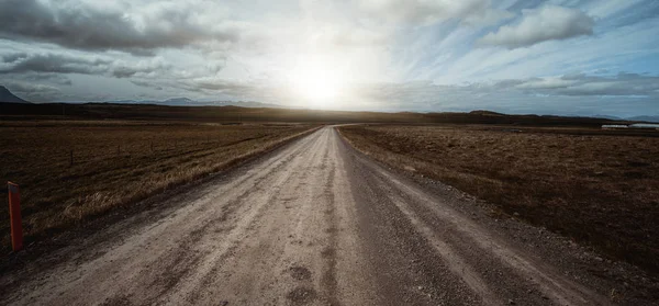 Camino de tierra vacío a través del paisaje rural . — Foto de Stock