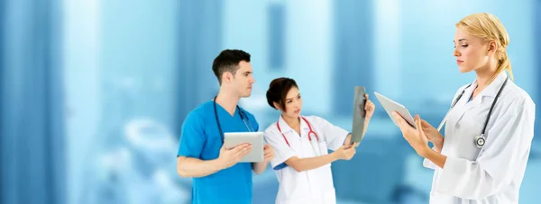 Médecin Professionnel Travaillant Bureau Clinique Hôpital Avec Autres Médecins Infirmières — Photo
