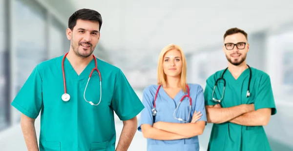 Arzt arbeitet im Krankenhaus mit anderen Ärzten zusammen. — Stockfoto