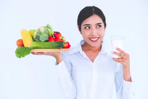 Výživová žena, která prezentuje zdravé dietní potraviny. — Stock fotografie