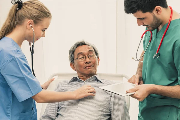 Equipo médico que atiende al paciente adulto mayor . — Foto de Stock