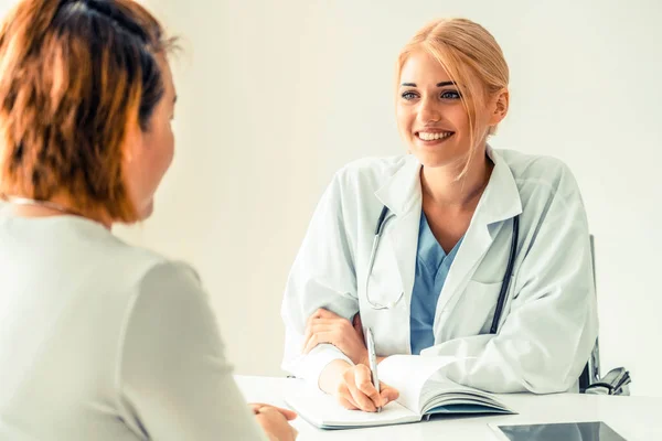 Femme médecin et patiente au bureau de l'hôpital — Photo