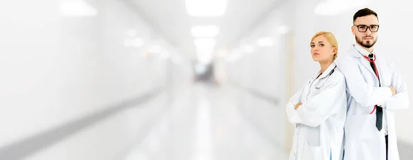 Médicos que trabajan con un colega en el hospital. — Foto de Stock