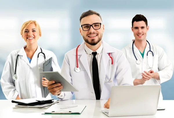 Médico que trabalha no hospital com outros médicos . — Fotografia de Stock