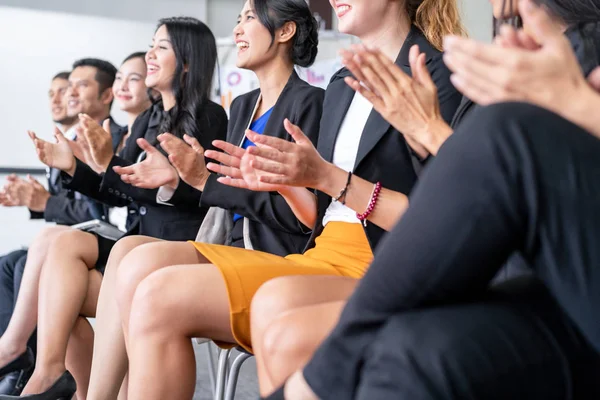 Les hommes et les femmes d'affaires célèbrent le succès. — Photo