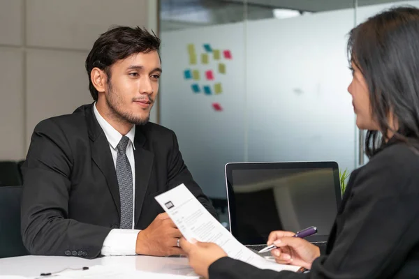 Gerente de recursos humanos entrevistando o candidato. — Fotografia de Stock