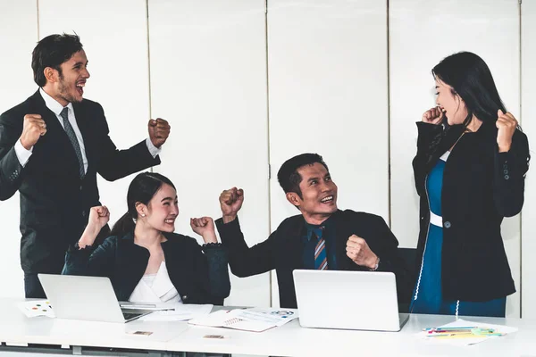 Les gens d'affaires en réunion de groupe travaillent au bureau. — Photo