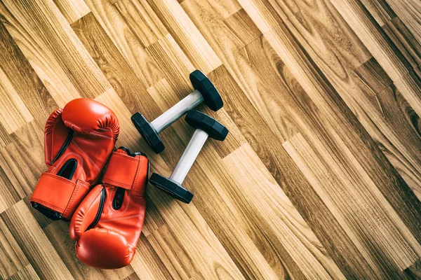 Guantes de boxeo rojos sobre fondo de madera . —  Fotos de Stock