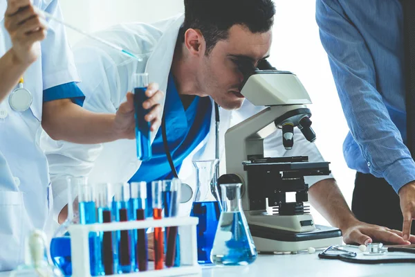 Groep wetenschappers werkzaam in chemisch labo. — Stockfoto