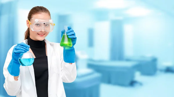 Ученый или химик держит пробирку в лаборатории — стоковое фото