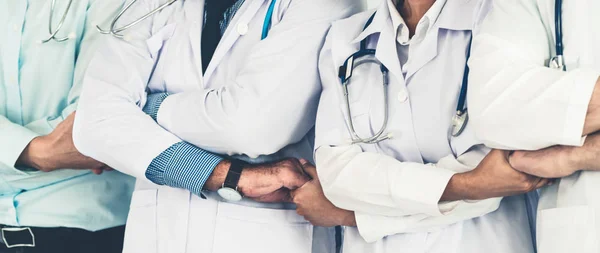 Grupo de pessoas de cuidados de saúde que trabalham no hospital . — Fotografia de Stock