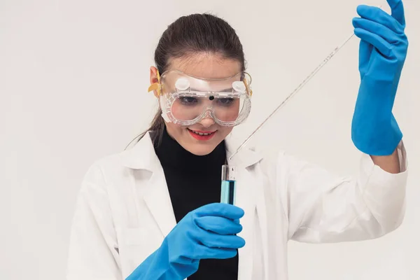 Donna scienziata che lavora nel laboratorio di chimica . — Foto Stock