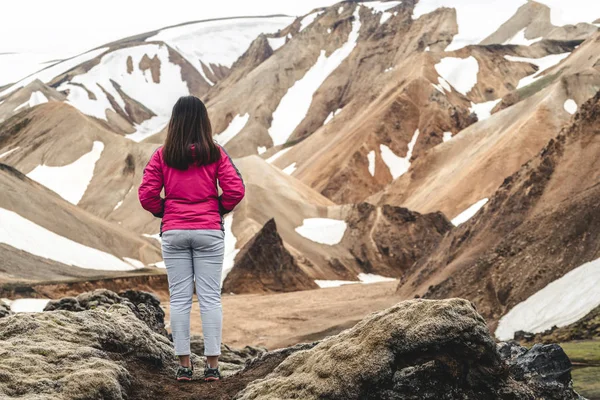 Caminhada de viajantes em Landmannalaugar Islândia Highland — Fotografia de Stock