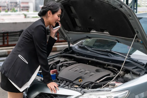 Frau mit Autopanne ruft Reparaturdienst. — Stockfoto