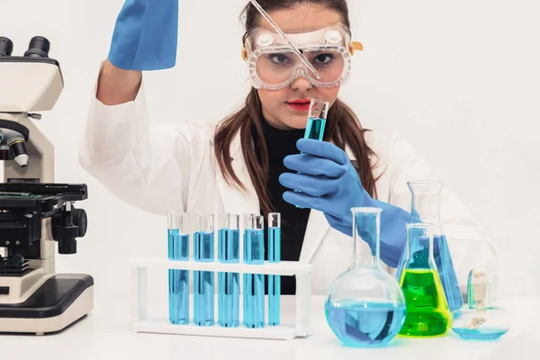 Mujer científica trabajando en laboratorio de química . —  Fotos de Stock