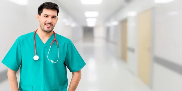 Porträt eines männlichen Chirurgen im Krankenhaus. — Stockfoto