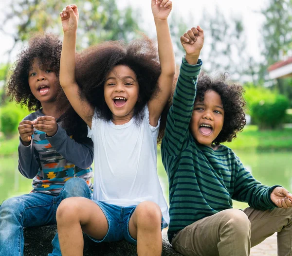 Glad African American Pojke Och Flicka Barn Gruppen Spelar Lekplatsen — Stockfoto