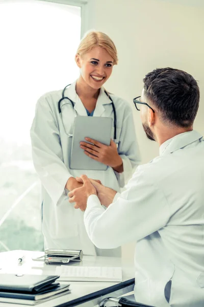 Doctor at hospital shakes hand with another doctor — Stock Photo, Image