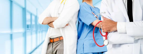 Médico que trabalha no hospital com outros médicos . — Fotografia de Stock