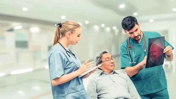 Cirujano trabajando con enfermera y paciente en el hospital — Foto de Stock