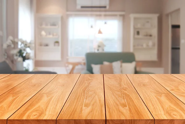 木桌在现代家庭房装饰. — 图库照片