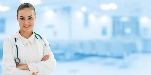 Mulher médica que trabalha no consultório do hospital. — Fotografia de Stock