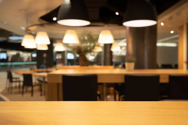 Table en bois dans le fond flou du restaurant moderne — Photo