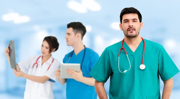 Arzt arbeitet im Krankenhaus mit anderen Ärzten zusammen. — Stockfoto