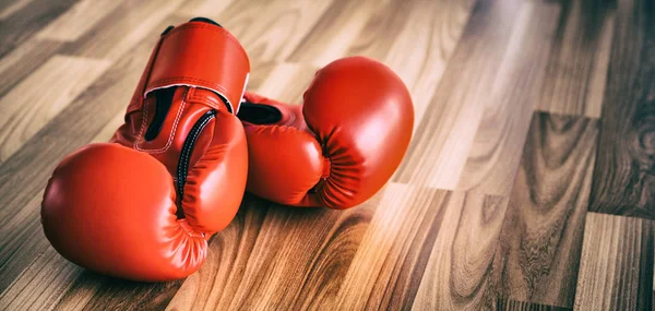 Guantes de boxeo rojos sobre fondo de madera . —  Fotos de Stock