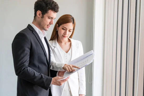 Businesswoman meeting with businessman in office. — Stock Photo, Image