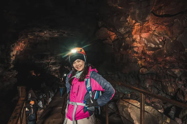Viaggiatore donna esplorare tunnel di lava in Islanda . — Foto Stock