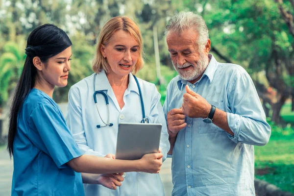 Senior couple talking to nurse or caregiver. — Stock Photo, Image