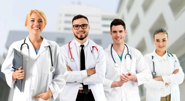 Médico que trabaja en el hospital con otros médicos . —  Fotos de Stock