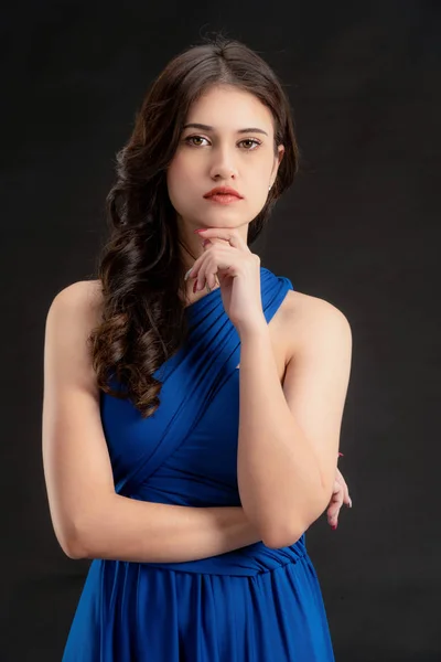 Mooie vrouw fashion model in blauwe jurk. — Stockfoto