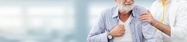 Médico revisando la salud del paciente en el hospital . — Foto de Stock