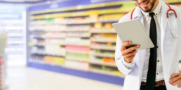 Farmacêutico que utiliza comprimidos na farmácia . — Fotografia de Stock