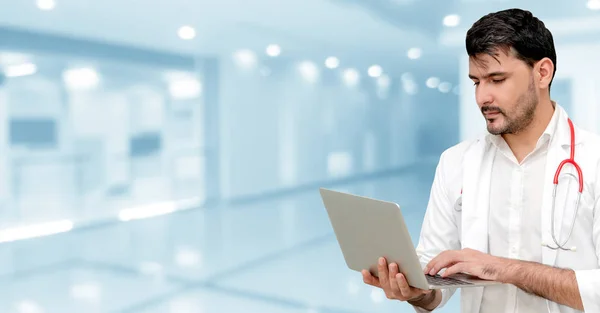 Médico usando computador portátil no hospital. — Fotografia de Stock