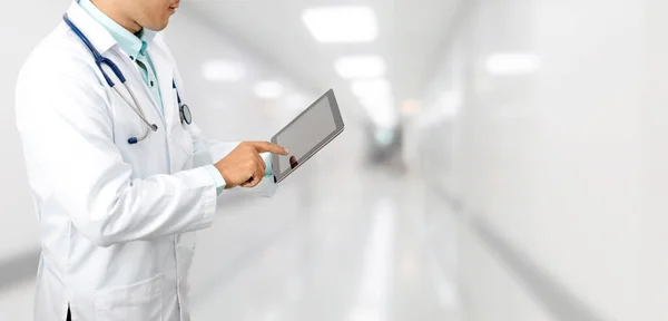 Doktor s tabletovým počítačem v nemocnici. — Stock fotografie