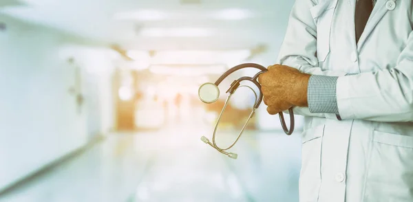 Senior male doctor working at the hospital. — Stock Photo, Image