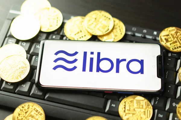 Telefonen visar Libra logo på skärmen. — Stockfoto