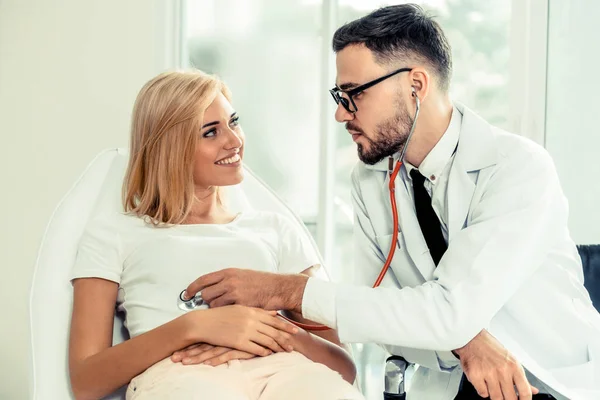 Médico y paciente femenino en el consultorio del hospital — Foto de Stock