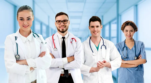 Médico que trabalha no hospital com outros médicos . — Fotografia de Stock