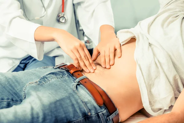 Médico y paciente masculino en la oficina del hospital — Foto de Stock