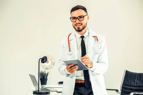 Médico trabajando en tableta en el hospital . — Foto de Stock