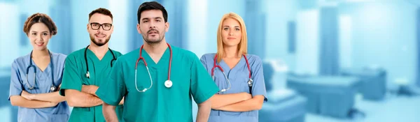 Arzt arbeitet im Krankenhaus mit anderen Ärzten zusammen. — Stockfoto