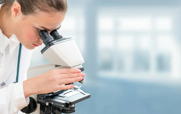 科学家研究人员在实验室使用显微镜 — 图库照片
